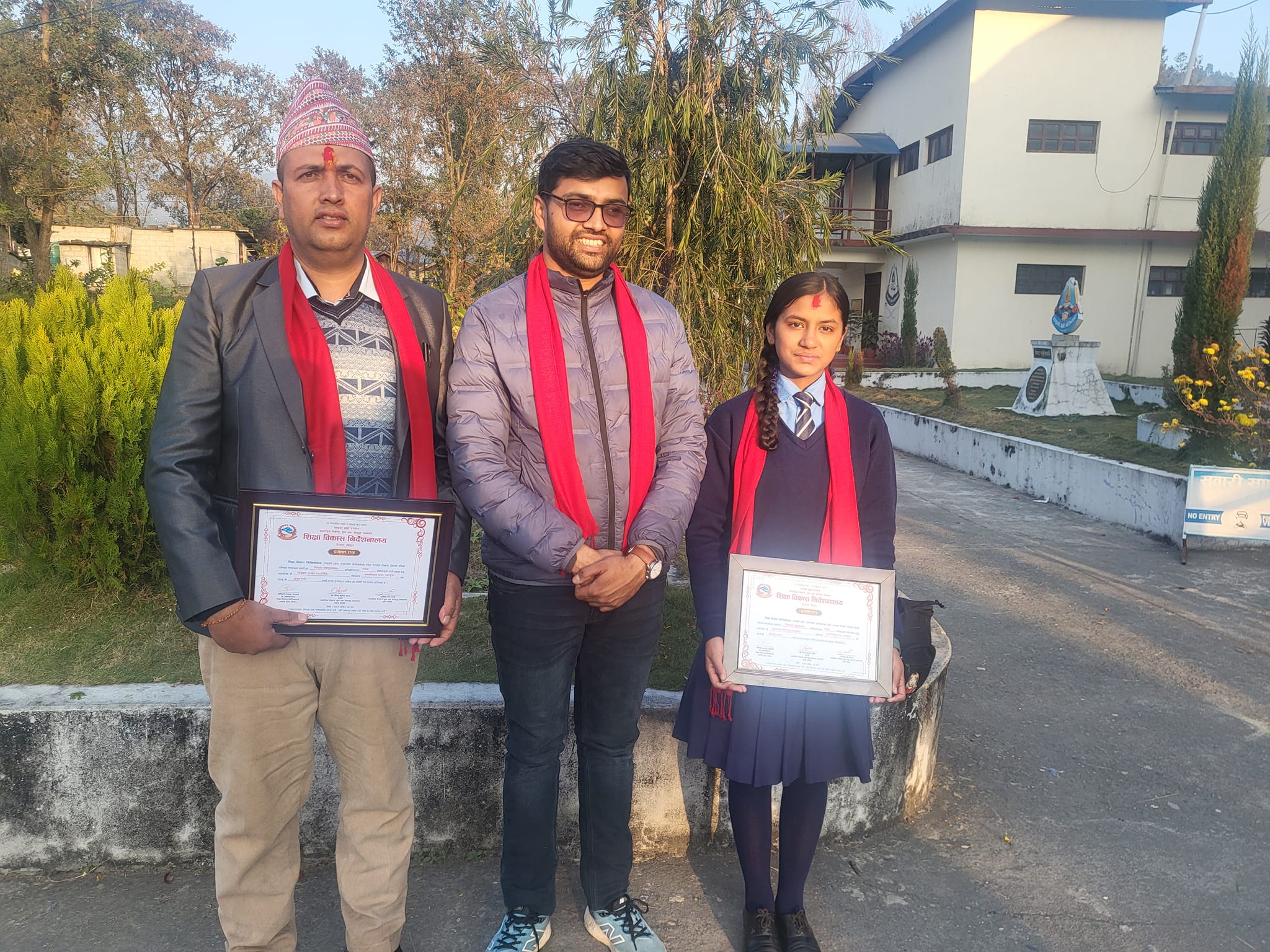 सामाजिक विकास कार्यालय स्याङ्जाले आयोजना गरेको जिल्लास्तरीय प्रतियोगितामा सर्वोत्कृष्ट भई प्रदेशस्तरीय बक्तृत्वकला प्रतियोगितामा सहभागी भएर गण्डकी प्रदेशका ११ वटा जिल्ला मध्ये शिक्षक वक्तृत्वकलामा प्रथम स्थान हासिल गर्न सफल श्री त्रिभुवन आदर्श नमुना माविका शिक्षक अमृत रेग्मी र विद्यार्थी वक्तृत्वकलामा प्रथम हुन सफल श्री काजिमान हरिटिका मावि पुतलीबजार नगरपालिकाकी छात्रा रितिका के.सी. लाई धेरै धेरै बधाई ।।।। सामाजिक विकास कार्यालय स्याङ्जा ।।